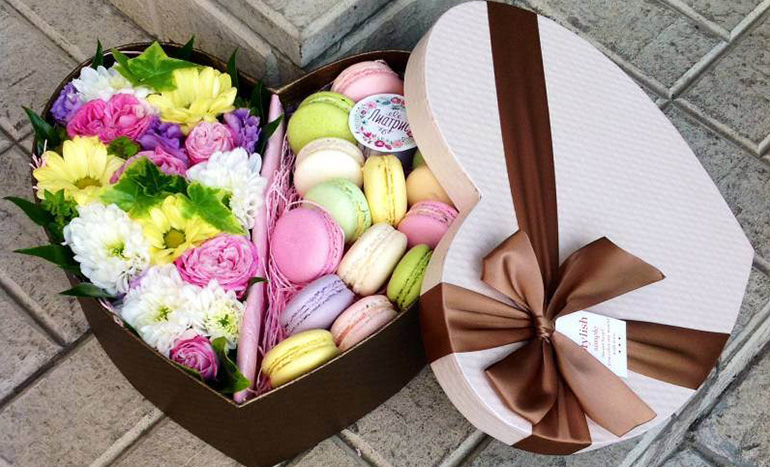 Оригинально оформить цветы, что подарить на международный женский день, что подарить на 8 марта 2017, доставка цветов на 8 марта, конфеты на 8 марта, оригинально оформить конфеты на 8 марта, подарочная коробка на 8 марта, коробка цветов на 8 марта