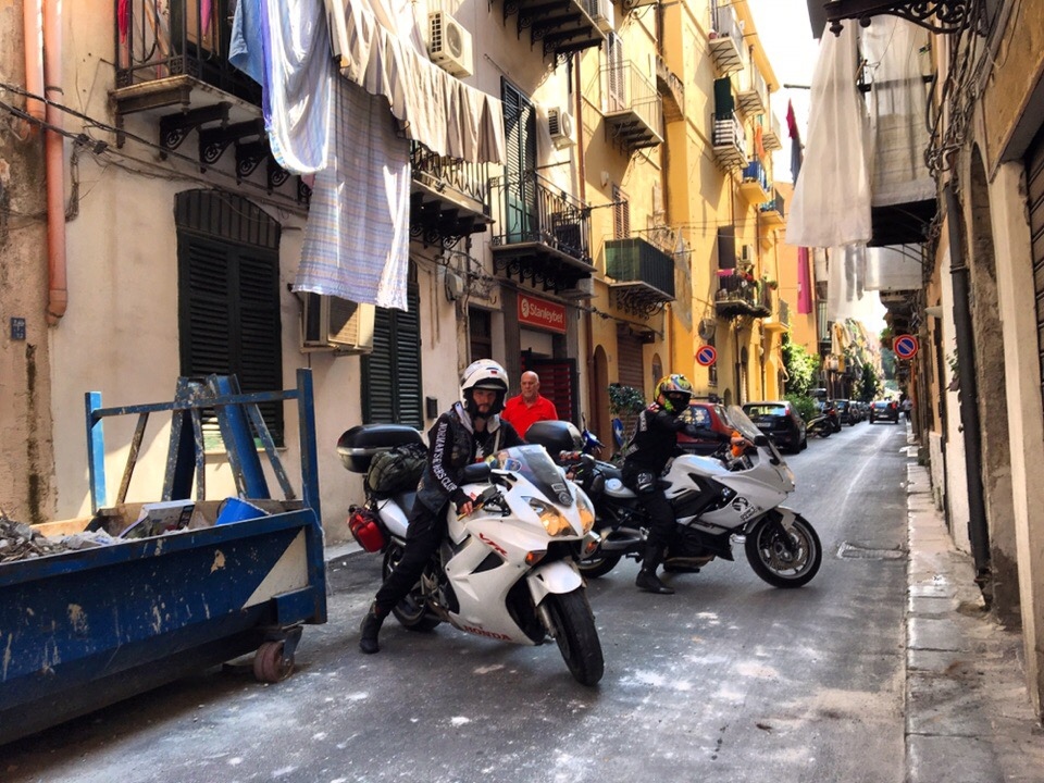 где нельзя парковать мотоциклы на Сицилии, где нельзя парковать мотоциклы в Италии, парковки для мотоциклов на Сицилии, где оставить мотоцикл на Сицилии, где припарковать мотоциклы на Сицилии, где припарковать мотоциклы в Палермо, где парковать мотоциклы в центре Палермо, бесплатные парковки в Палермо