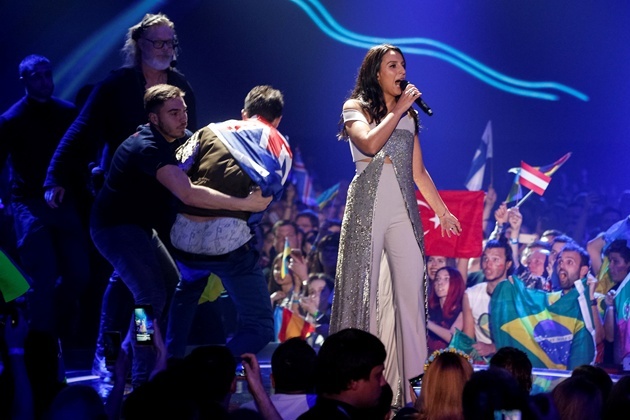 Пранкстер снял штаны в прямом эфире Евровидения 2017. Смотреть видео