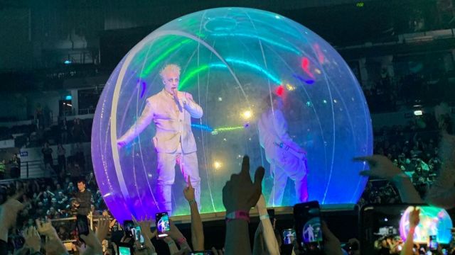 Тилль Линдеманн выступил на концерте в огромном пузыре