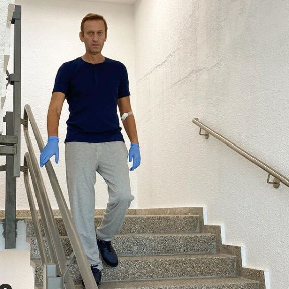 Навальный рассказал, что идёт на поправку