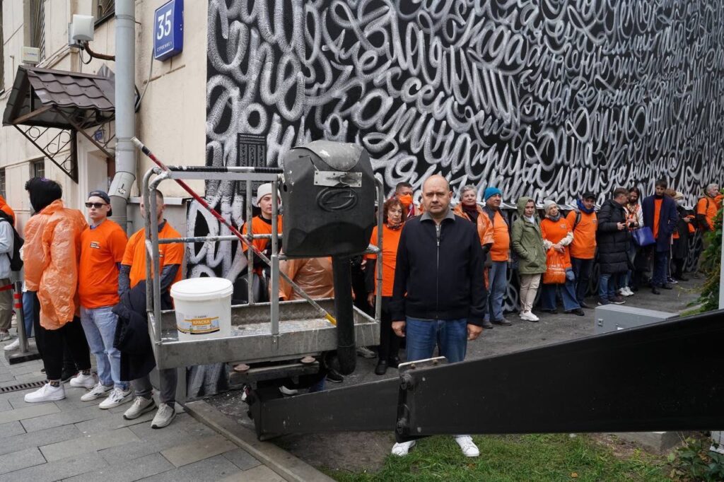ЛизаАлерт и художник Покрас Лампас сделали граффити, приуроченное ко Дню пропавших детей, которое хотят закрасить