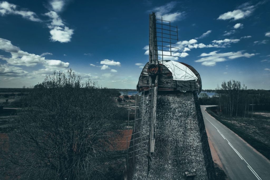 Ветряная мельница в деревне Завал – уникальный памятник деревянного зодчества