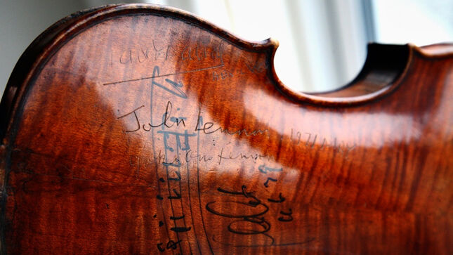Скрипка подписанная JOHN LENNON & YOKO ONO отправляется на аукцион; ожидается, что она будет продана более чем за 40 000 долларов (USD)