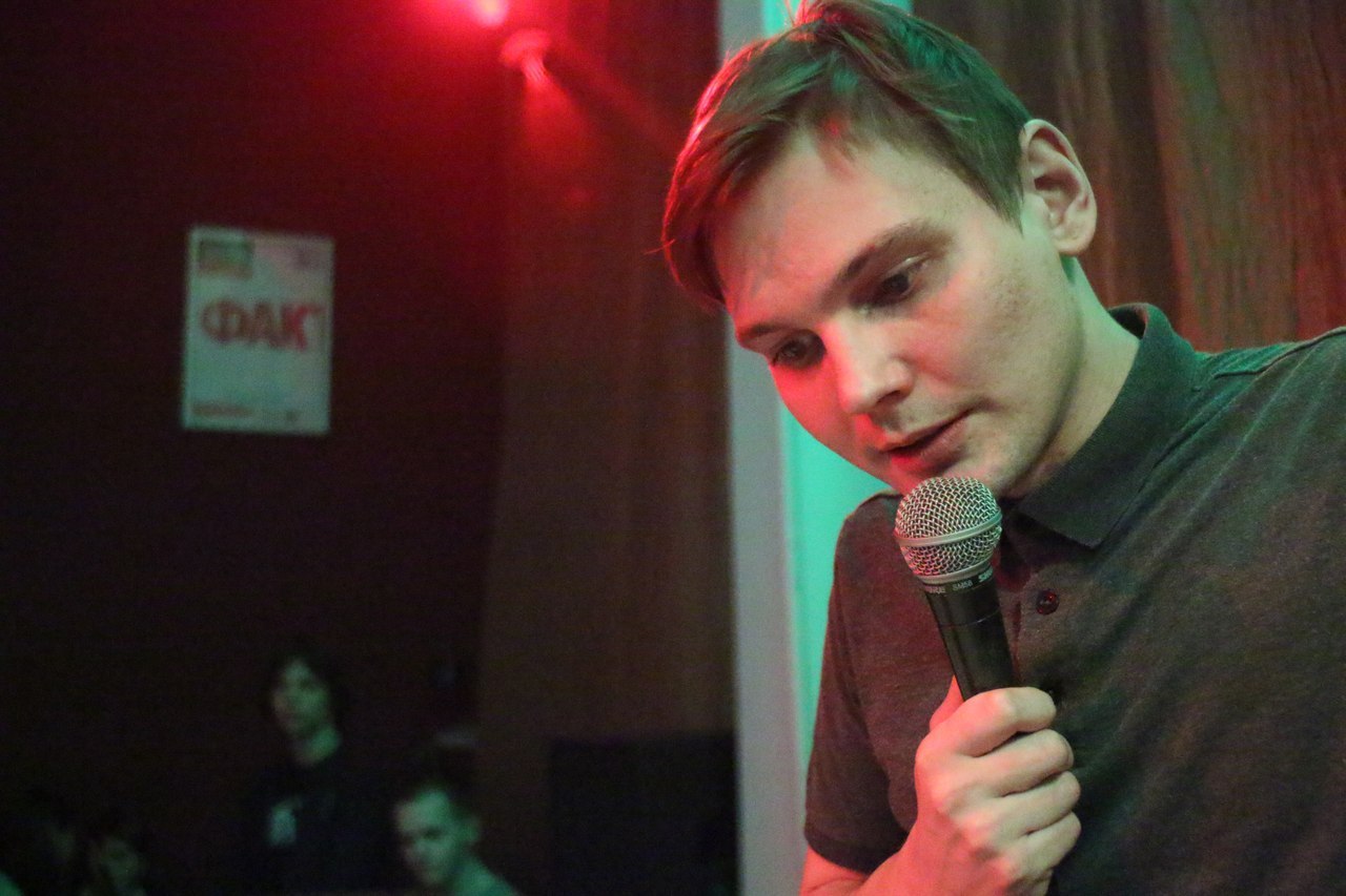 Солист группы “Щенки”, Максим Тесли наказан за голый перформанс на концерте
